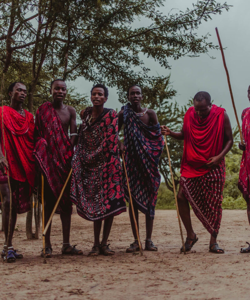 Masaje w tradycyjnych strojach – spotkanie z lokalną kulturą podczas safari do Mikumi