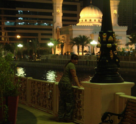 Wieczór przy meczecie w Emiratach – klimatyczna scena z podróży po arabskim świecie