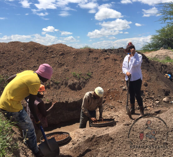Sylwia z lokalnym zespołem podczas pracy w kopalni w Tanzanii – autentyczne początki Hello Tanzania