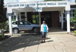 Sylwia przed budynkiem Geological Survey of Tanzania w Dar es Salaam podczas pierwszej podróży do Tanzanii w 2009 roku.